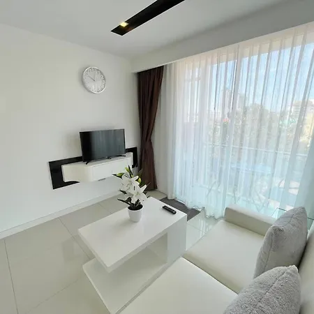 Bright Corner 1 Bedroom In City Center Apartment *