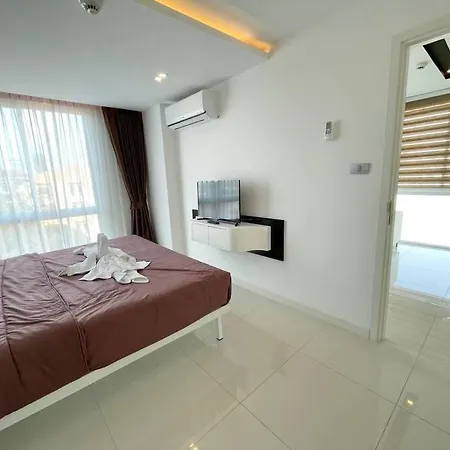 Bright Corner 1 Bedroom In City Center Apartment
