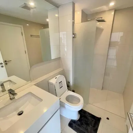 Bright Corner 1 Bedroom In City Center Apartment *