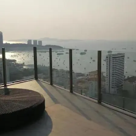 อพาร์ทเม้น Base Quiet King-bed With Infinity Pool & Free Netflix!