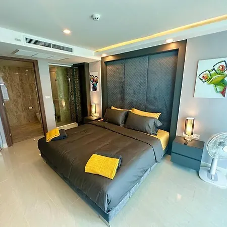 Large Luxury - Centre - Grand Avenue Residences, Pool View - 413 Apartment *