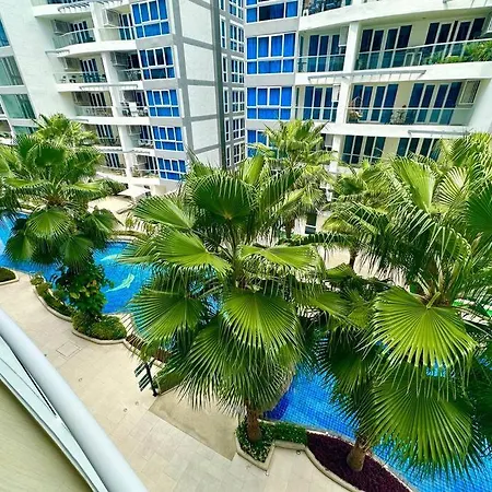 Large Luxury - Centre - Grand Avenue Residences, Pool View - 413 *