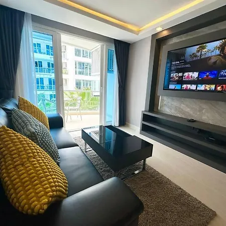 Large Luxury - Centre - Grand Avenue Residences, Pool View - 413 Apartment