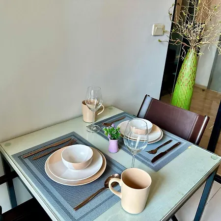 Location With Swimming Pool, Gym, Sauna, Washing Mashine, Fast Internet In Of อพาร์ทเม้น Pattaya