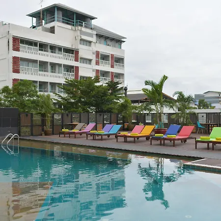 โรงแรม The Seasons 3*