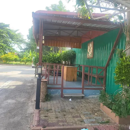 โรงแรม Ekaluk Place 4*