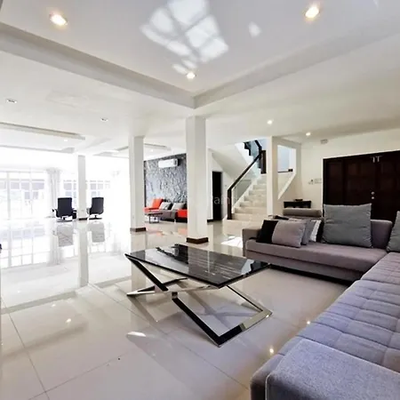 中天二路五室泳池豪华别墅 Holiday home *