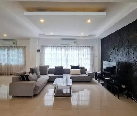 Holiday home 中天二路五室泳池豪华别墅 Pattaya