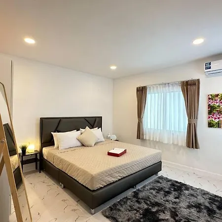 Luxury With Massage Pool In Downtown Pattaya, Walking Street Villa *