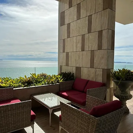 Apartment 芭提雅高层海景奢华公寓the Riviera Jomtien生香家直达海滩 售空