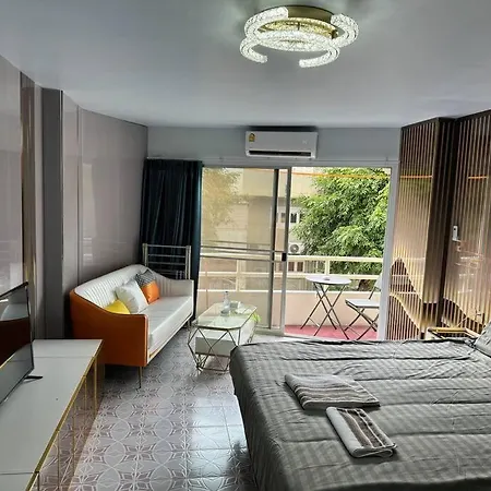 Apartment 高端观景公寓：室内如画，乳胶床枕，双条车直达各景点，机场巴士站一墙之隔 *