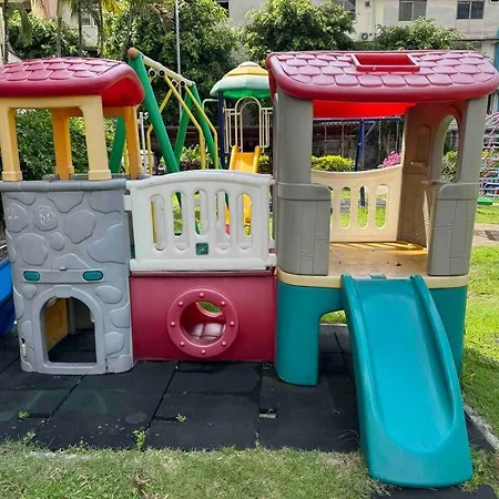 高端观景公寓：室内如画，乳胶床枕，双条车直达各景点，机场巴士站一墙之隔 Apartment *
