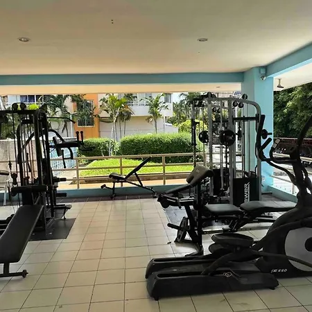 Apartment 高端观景公寓：室内如画，乳胶床枕，双条车直达各景点，机场巴士站一墙之隔 Pattaya