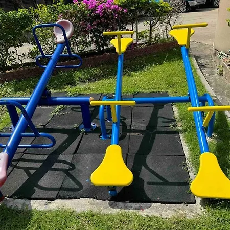 高端观景公寓：室内如画，乳胶床枕，双条车直达各景点，机场巴士站一墙之隔 *