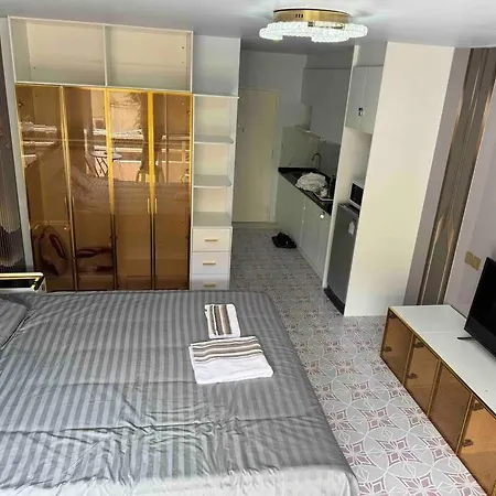 高端观景公寓：室内如画，乳胶床枕，双条车直达各景点，机场巴士站一墙之隔