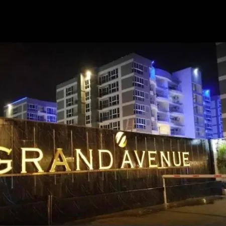 Large 2 Bedroom Condo, Grand Avenue, Apartment