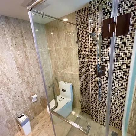 Large Ground Floor Condo, Grand Avenue, Apartment