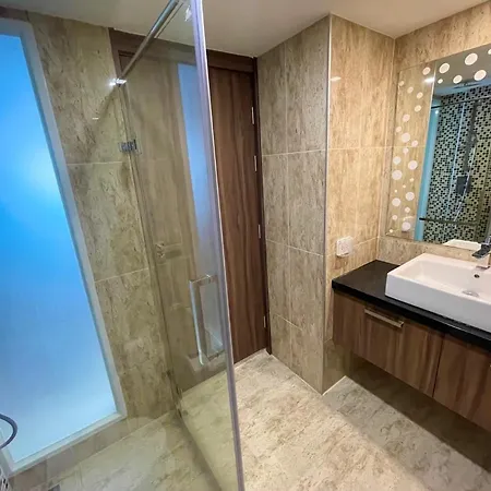 Large Ground Floor Condo, Grand Avenue, Apartment *
