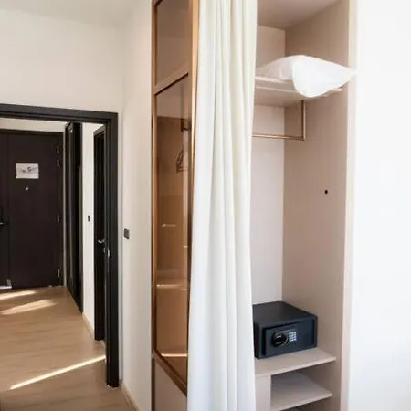 Apartment Edge Central 2 Bedroom Sea View