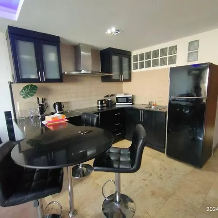 Royal Hill Luxurious Spacious 2 Bedrooms 2 Baths 100sqm Wi-fi Apartment *
