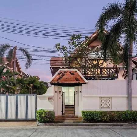 Deluxe Pool Close To And Walking Street!