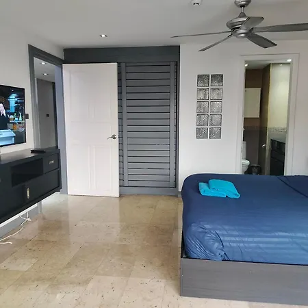 Royal Hill Luxurious Spacious 2 Bedrooms 2 Baths 100sqm Wi-fi Apartment Pattaya