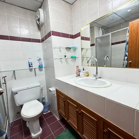 Apartment View Sea看海观景公寓 机场巴士站隔壁 出门双条车到芭提雅海滩、步行街和各㬌点 Pattaya