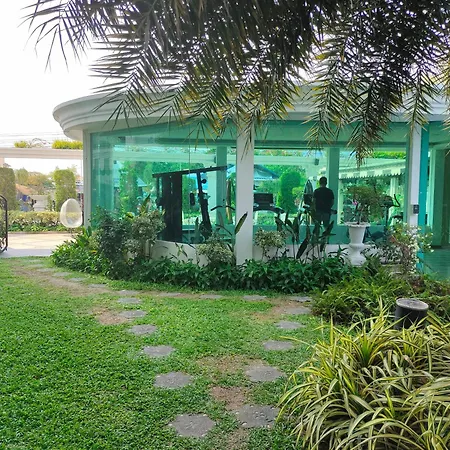 Center Luxurious Garden 1