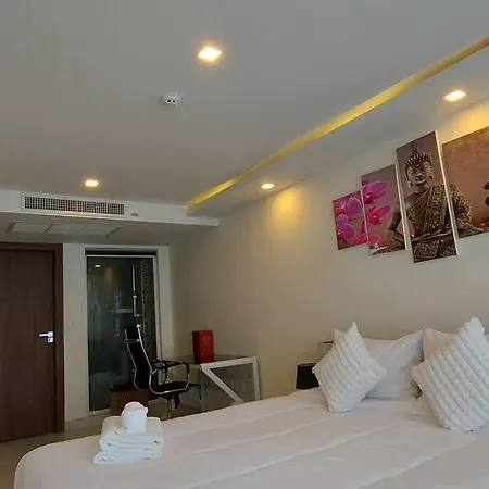 อพาร์ทเม้น Grand Avenue, Luxury Suite, 72sqm Pool View With Lounge Area *