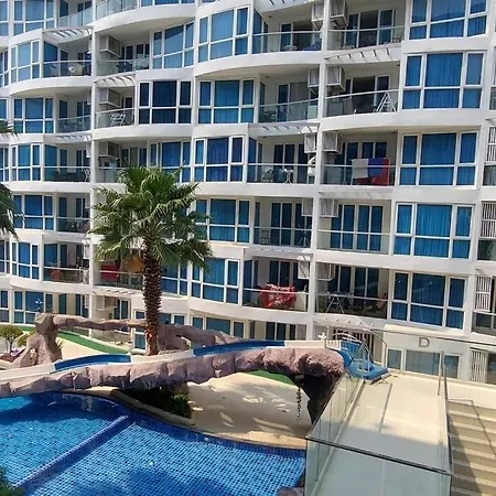 อพาร์ทเม้น Grand Avenue, Luxury Suite, 72sqm Pool View With Lounge Area *
