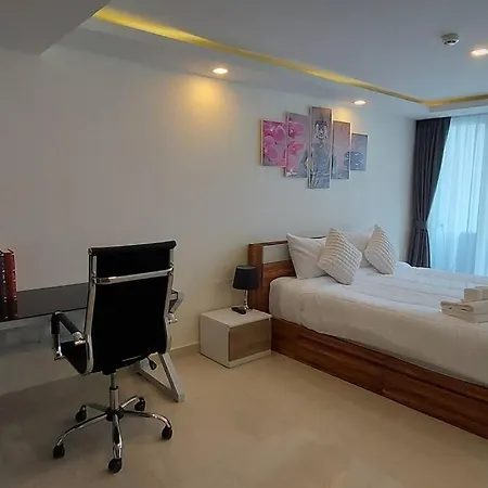 อพาร์ทเม้น Grand Avenue, Luxury Suite, 72sqm Pool View With Lounge Area