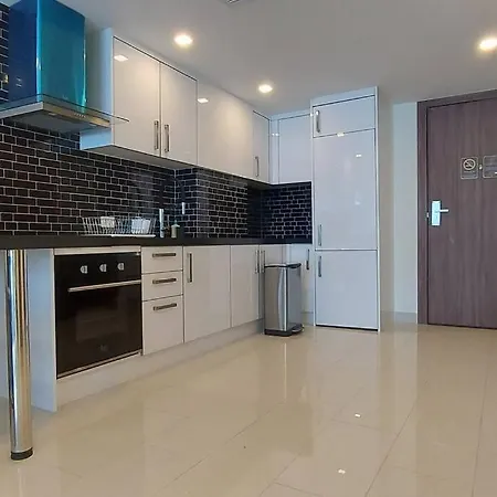 Grand Avenue, Luxury Suite, 72sqm Pool View With Lounge Area อพาร์ทเม้น Pattaya