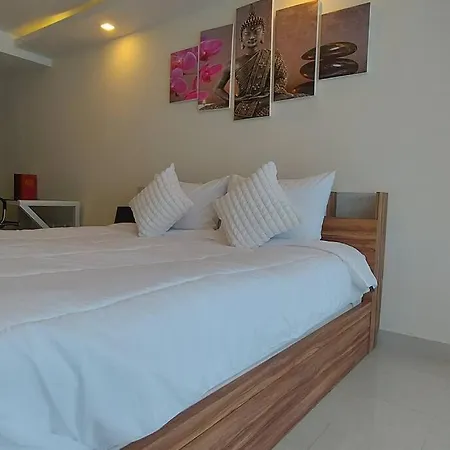 Grand Avenue, Luxury Suite, 72sqm Pool View With Lounge Area อพาร์ทเม้น Pattaya