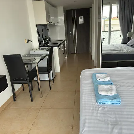 芭提雅中心地带 Centara Avenue 一房公寓5楼 紧邻海滩, 酒吧街, 智能电视 Apartment Pattaya
