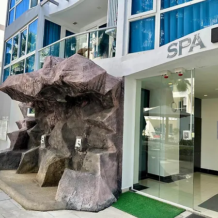 Large 2 Bedroom Condo, Grand Avenue, *