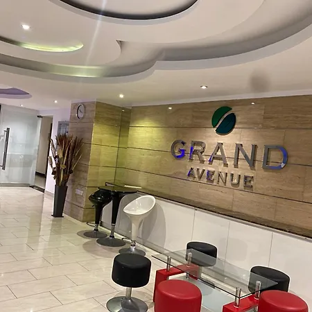 Apartment Large Ground Floor Condo, Grand Avenue,