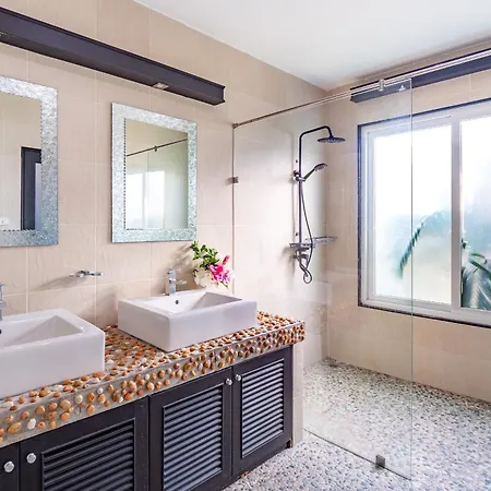 Chang's Poolside Villa: Beachside Retreat In Ba Ti Ja *
