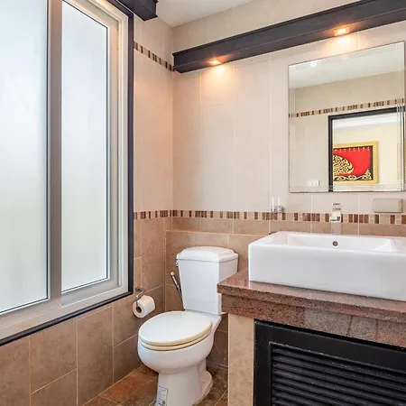 Chang's Poolside Villa: Beachside Retreat In Ba Ti Ja Pattaya