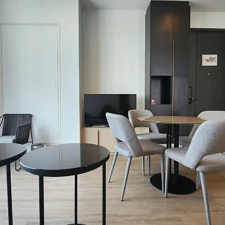 Apartment Edge Central 2 Bedroom Sea View