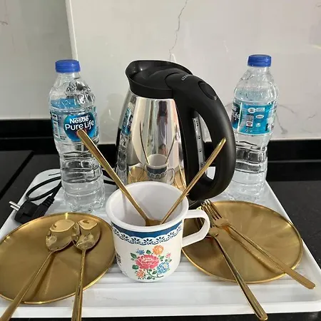 高端观景公寓：室内如画，乳胶床枕，双条车直达各景点，机场巴士站一墙之隔 Apartment *