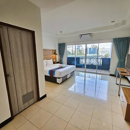 The Base โรงแรม 3*