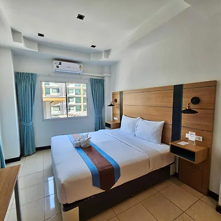 โรงแรม The Base 3*