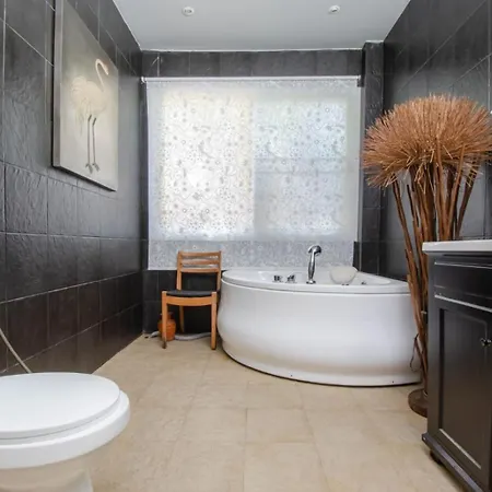 Rosewood Pool 1 โรงแรม