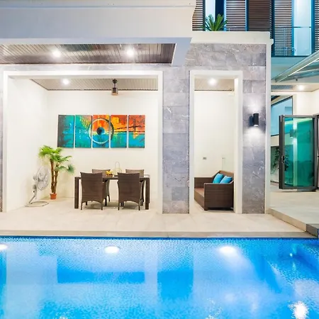 Hollywood Luxury Poolvilla Walking Street 4 Bedrooms * Pattaya