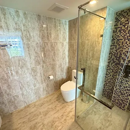 Large Luxury - Centre - Grand Avenue Residences, Pool View - 413