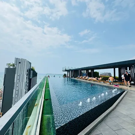 芭提雅市中心无边泳池公寓the Base Apartment *