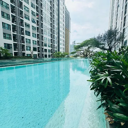 芭提雅市中心无边泳池公寓the Base Pattaya