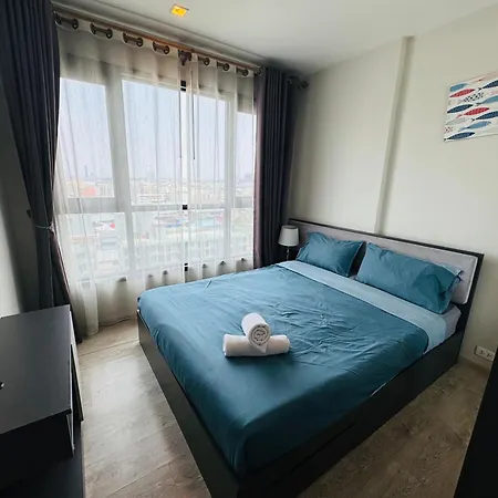 芭提雅市中心无边泳池公寓the Base Apartment