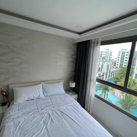 Apartment Retreat Deluxe: Poolview 2 Bed - Arcadia