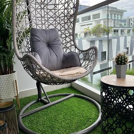 Retreat Deluxe: Poolview 2 Bed - Arcadia Apartment *